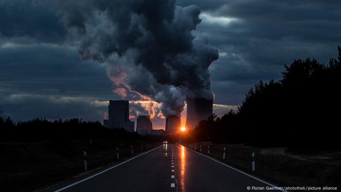 Planta de carbón en Boxberg, Alemania, al atardecer, echando humo