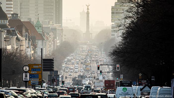 Tráfico en horas de la mañana en la B2 (Bismarckstrasse) en Berlín.