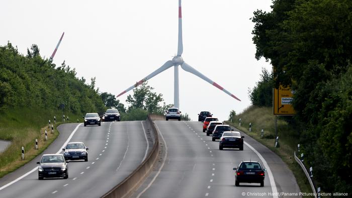 Deutschland Umwelt l Windrad bei Paderborn nahe der Autobahn