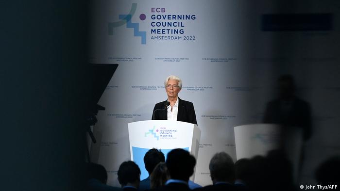 Christine Lagarde, preşedinta BCE, anunţă schimbarea dobânzii de referinţă 