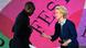 Der Architekt Francis Kéré und EU-Kommissionspräsidentin Ursula von der Leyen zusammen auf der Bühne vor einem bunten Hintergrund. Der Architekt Francis Kéré und EU-Kommissionspräsidentin Ursula von der Leyen zusammen auf der Bühne vor einem bunten Hintergrund.