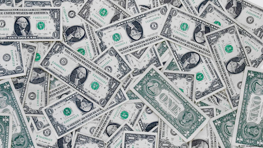 Foto simbólica de billetes de dólares