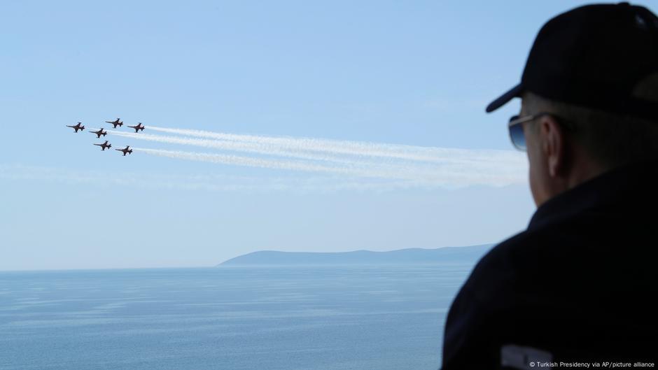 Turski predsednik Redžep Tajip Erdogan posmatra borbene avione tokom manevara u Egejskom moru, 9. jun 2023.