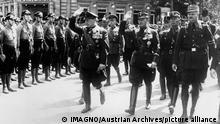 Minister Hermann Göring (l.) und Prinz Philipp von Hessen (Mi.) beim Abschreiten der Front der nationalen Verbände in Kassel. 8.6.1933. Photographie.