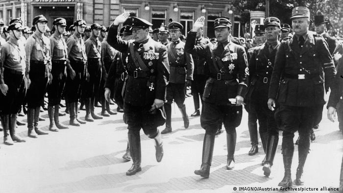 Nacist Hermann Göring (l.) i Philipp von Hessen (u sredini) u obilasku vojske (Kassel, lipanj 1933.) 