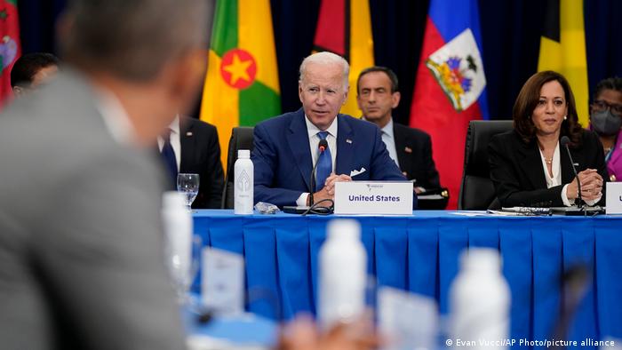 Joe Biden (mitte) und Kamala Harris sitzen an einem Tisch beim Amerika-Gipfel