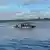A imagem mostra dois barcos do exército brasileiro durante buscas em um rio do Vale do Javari, na região amazônica, para onde o indigenista brasileiro Bruno Pereira e o jornalista britânico Dom Phillips se dirigiam no domingo. Ambos estão desaparecidos.