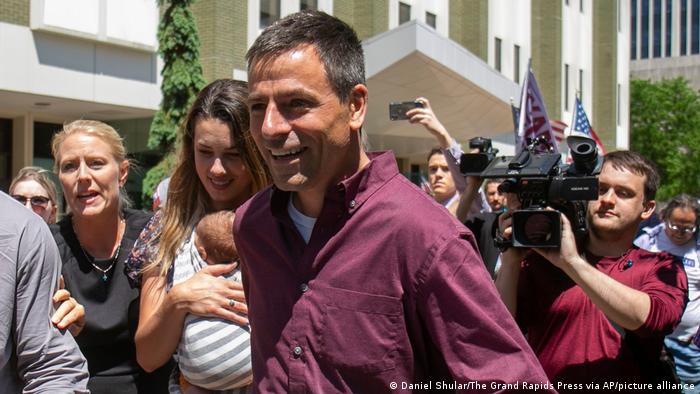 Begleitet von seiner Frau verlässt Ryan Kelly das Bundesgericht in Grand Rapids