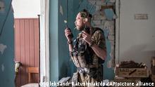 Ein ukrainischer Soldat hält ein Funkgerät während schwerer Kämpfe an der Front in Sjewjerodonezk in der Region Luhansk. +++ dpa-Bildfunk +++
