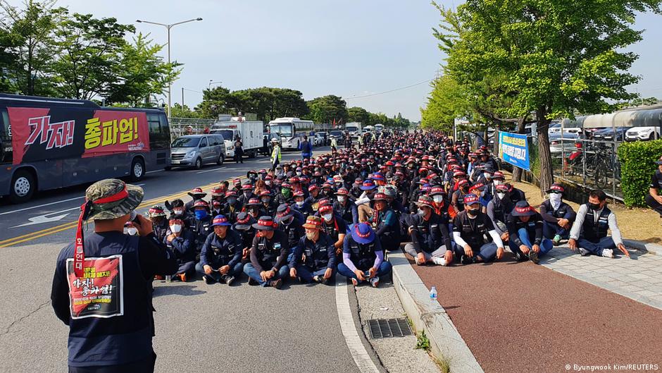 Thousands of South Korean truckers broaden strike action