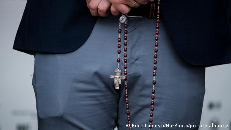 Свещеници извършвали сексуални посегателства над деца тайно са били прехвърляни