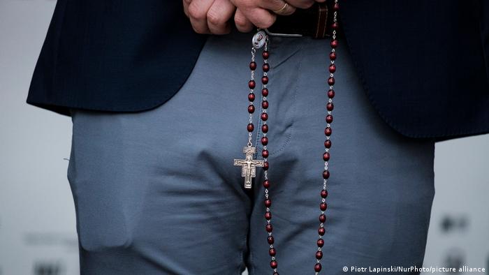 Свещеници, извършвали сексуални посегателства над деца, тайно са били прехвърляни
