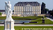 Das Schloss Augustusburg strahlt am 01.06.2014 in Brühl (Nordrhein-Westfalen) in der Morgensonne. Zum Unesco-Welterbetag öffnet das Barockschloss die mehr als 2000 Quadratmeter Terrassenanlage wieder für die Öffentlichkeit. Foto: Henning Kaiser/dpa ++