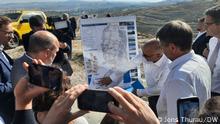 Habeck auf einer Anhöhe in Ramallah. Er lässt sich die komplexe Flächenverteilung zwischen Israelis und Palästinensern im Westjordanland erklären