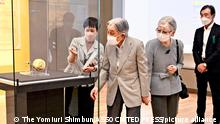 9.6.2022, Tokio, Japan, Japanese Emperor Emeritus Akihito (C)and Empress Emerita Michiko (R) view the artwork of the Special Exhibition Commemorating the 50th Anniversary of Okinawa's Reversion to Japan RYUKYU at Tokyo National Museum in Taito Ward, Tokyo on June 9, 2022. ( The Yomiuri Shimbun via AP Images )