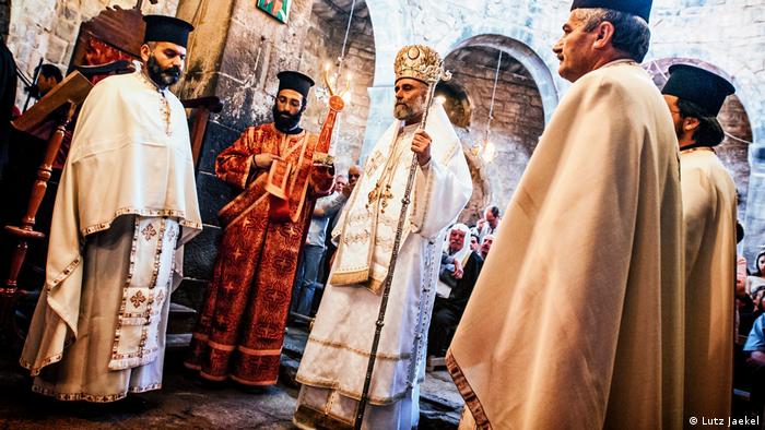 Griechisch-orthodoxe Gläubige und ein Bischof haben sich in der Kirche versammelt