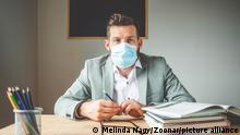 teacher in classroom wearing a medical mask school reopening || Modellfreigabe vorhanden