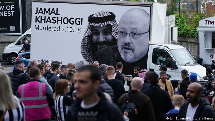 Ein Van mit einem Protestplakat weist auf saudische Menschenrechtsverletzungen hin, darunter die Ermordung des Journalisten Jamal Khashoggi im Jahr 2018 im saudischen Konsulat in Istanbul.
