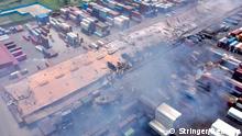 5.6.2022, Chittagong, Bangladesch, Smoke rises from the spot after a massive fire broke out in an inland container depot at Sitakunda, near the port city Chittagong, Bangladesh, June 5, 2022. REUTERS/Stringer NO RESALES. NO ARCHIVES
