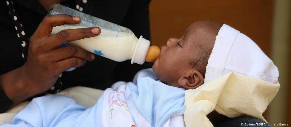 Segundo a OMS, apenas 44% dos bebês no mundo recebem exclusivamente leite materno até o sexto mês de vida
