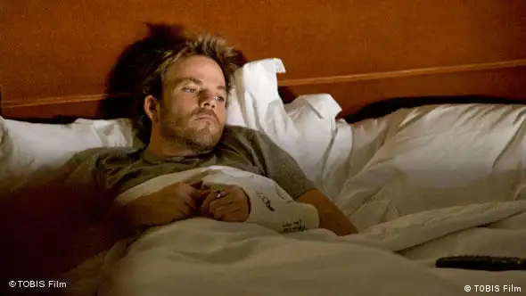 Mann im Bett - Szene aus SOMEWHERE (Foto: Tobis Film)