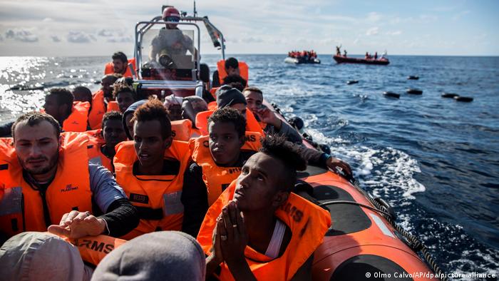 عملية إنقاذ لاجئين في البحر المتوسط