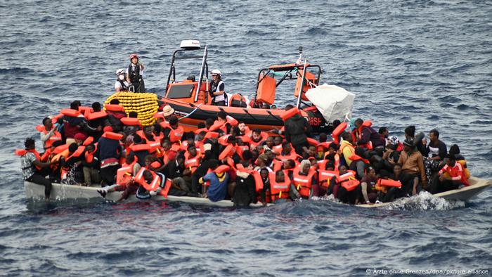 Überfülltes Migrantenboot vor Libyen