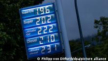 Eine Anzeigetafel an einer Tankstelle zeigt die aktuellen Preise für Kraftstoffe an. Die Wirkung der Steuerentlastung auf Kraftstoffe schmilzt immer weiter dahin. Im bundesweiten Tagesdurchschnitt des Dienstags war Diesel nur noch 5,2 Cent billiger als am Tag vor der Absenkung, wie der ADAC am Mittwoch (08.06.2022) mitteilte.