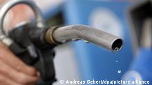 ARCHIV - ILLUSTRATION - - Ein Mann betankt am 02.07.2008 an einer Tankstelle in München (Oberbayern) sein Auto. Atemholen an den Ölmärkten: Nach Anflügen von Panik durch die Eskalation der Unruhen in Libyen deutet sich eine Stabilisierung an. USA, EU und auch Saudi-Arabien sind offensichtlich bemüht, die Lage an der Ölpreisfront zu entschärfen. An den heimischen Tankstellen kletterten die Preise für Benzin und Diesel aber weiter. Foto: Andreas Gebert dpa (zu dpa 1427 vom 25.02.2011) +++ dpa-Bildfunk +++