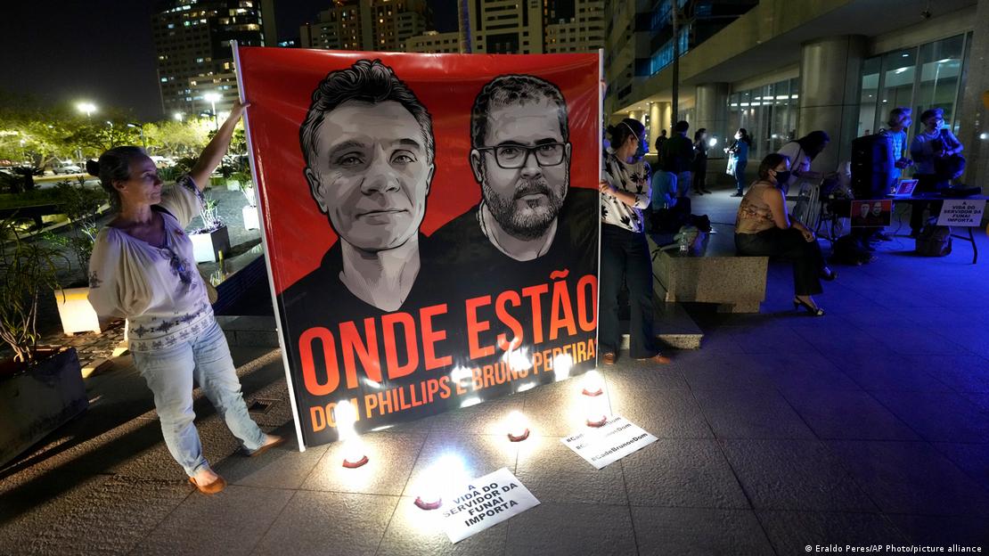 Protesto em Brasília cobra informações sobre o paradeiro do jornalista Dom Phillips e do indigenista Bruno Araújo, desaparecidos em região remota da Amazônia