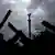 Протитанкові їжаки і колючий дріт перед монументом незалежності на Майдані незалежності в Києві 