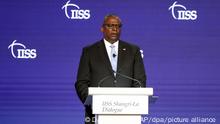 Lloyd Austin, US-Verteidigungsminister, spricht während einer Plenarsitzung im Rahmen des 19. Shangri-La-Dialogforums des Internationalen Instituts für Strategische Studien (IISS), einem jährlichen Verteidigungs- und Sicherheitsforum in Asien. +++ dpa-Bildfunk +++