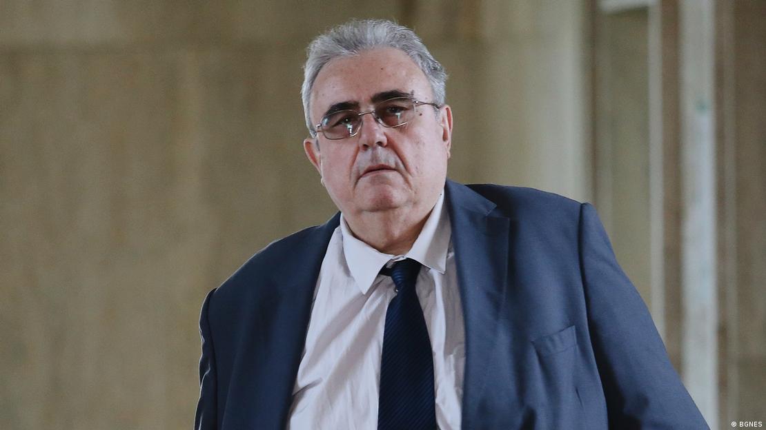 Огнян Минчев: В България е завлядан от "лидери, които измерват националната гордост с височината на пилона, от който се вее знамето" Огнян Минчев: В България е завлядан от "лидери, които измерват националната гордост с височината на пилона, от който се вее знамето"