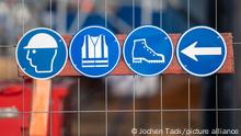 Baustelle, Hinweisschilder auf Sicherheitsvorschriften, Helm tragen, Warnweste, Sicherheitsschuh, Arbeitsschutz,