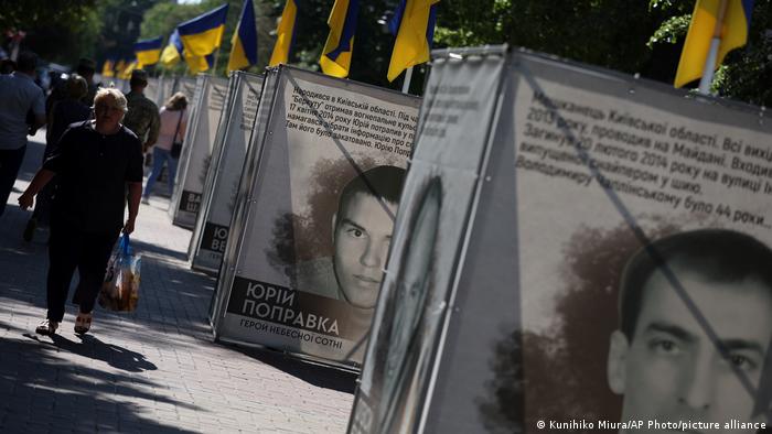Ciudadanos ucranianos muertos desde el inicio de la invasión rusa, expuestos en la ciudad de Khmelnytskyi.