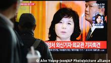 ARCHIV 2019 *** People watch a TV screen showing file footage of North Korean Vice Foreign Minister Choe Son Hui during a news program at the Seoul Railway Station in Seoul, South Korea, Friday, March 15, 2019. North Korean leader Kim Jong Un will soon decide whether to continue diplomatic talks and maintain his moratorium on missile launches and nuclear tests, Choe said Friday, adding that the U.S. threw away a golden opportunity at the recent summit between their leaders. The Korean letters on the screen read: A press conference of diplomats and foreign media in Pyongyang. (AP Photo/Ahn Young-joon)