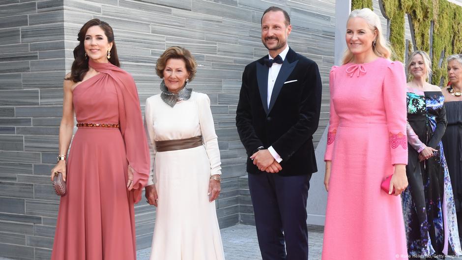 Mitglieder der norwegischen Königsfamilie, darunter Königin Sonja und Prinz Haakon lächeln in die Kamera. 