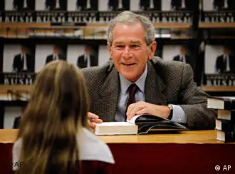 布什在他的回忆录上给孩子签名