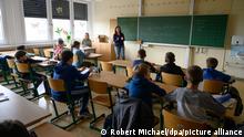 27.04.2022
Grundschüler aus der Ukraine sitzen in der für ukrainische Kinder eröffneten Schule in einem Klassenzimmer. Derzeit gibt es zwei Grundschul- und zwei Oberschulklassen. Insgesamt verfüge das Gebäude über 16 Unterrichtsräume und könne Platz für bis zu 400 Kinder bieten. +++ dpa-Bildfunk +++