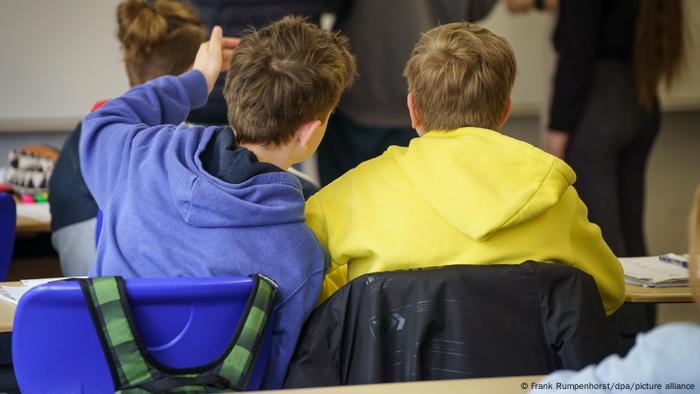 两名乌克兰学生在德国一所文理中学的课堂上