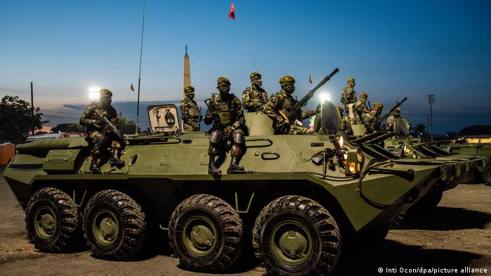 Soldados nicaragüenses toman parte en una parada militar, en un tanque ruso.