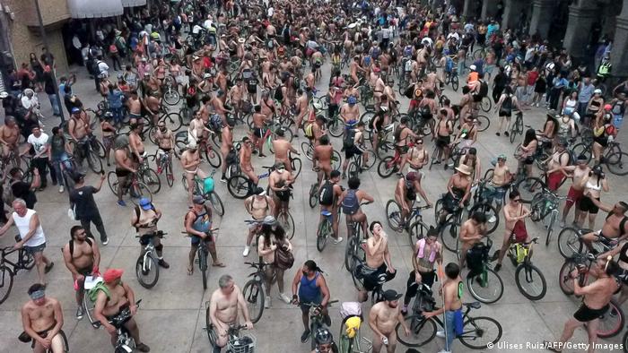 Oko četiri stotine golišavih ili sasvim golih biciklista vozilo je u subotu Gvadalaharom, Meksiko. To je njihov način da protestuju protiv fosilnih goriva, agresivnih vozača, i da slave prirodu.