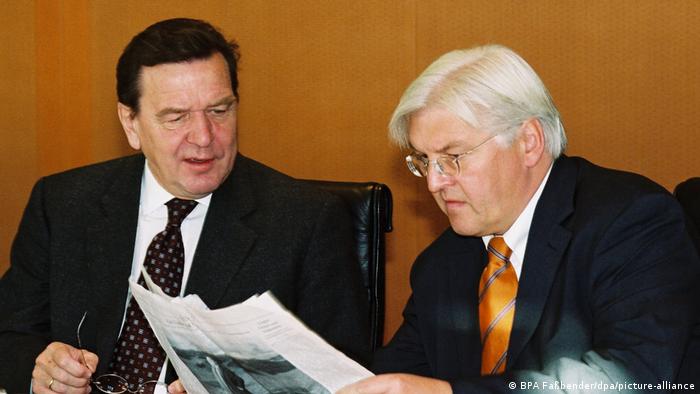 گرهارد شرودر (چپ) و فرانک-والتر اشتاین‌مایر در سال ۲۰۰۳ در یک نشست کابینه دولت آلمان