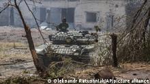 08.06.2022
Ein Soldat hält sein Gewehr auf einem ukrainischen Panzer während schwerer Kämpfe an der Frontlinie in Sjewjerodonezk in der Region Luhansk. +++ dpa-Bildfunk +++