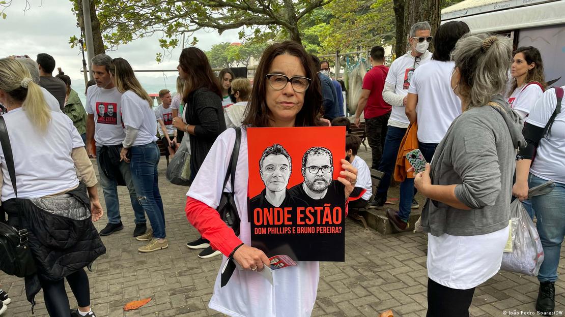 Atriz Lucélia Santos segurando cartaz