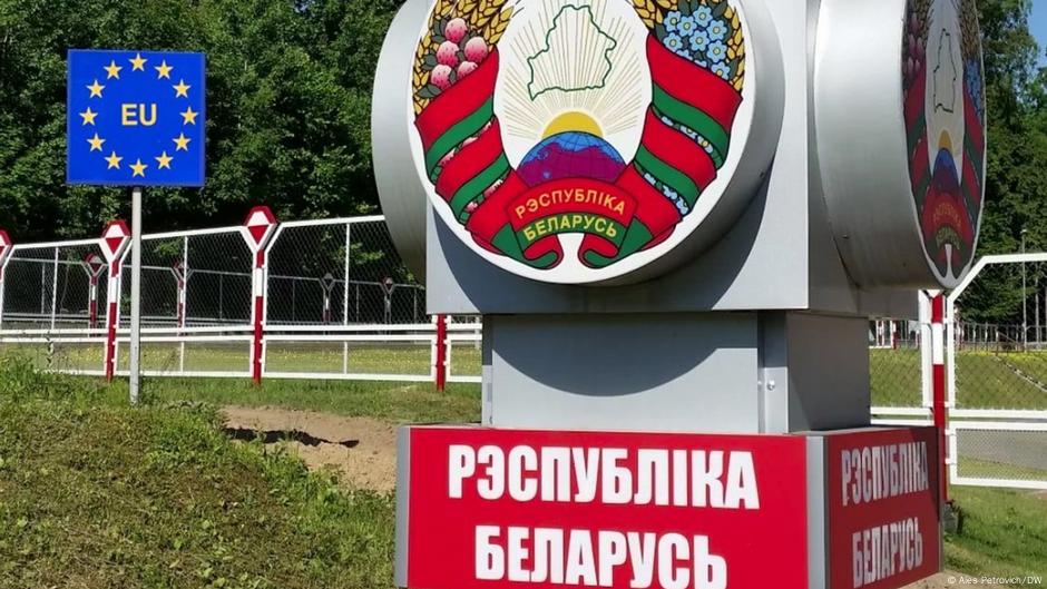 Клоун и телесадист: кто решает, впускать ли белорусов домой