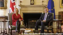 11.02.2022, London - Liz Truss (l), Außenministerin von Großbritannien, trifft Maros Sefcovic, EU-Kommissionsvize, zu Gesprächen über das Nordirland-Protokoll. +++ dpa-Bildfunk +++