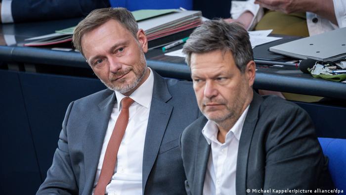 乌克兰战争使得德国急于摆脱对俄罗斯的能源依赖，这也使得本已铁板钉钉的退核政策重新引起争议。执政联盟中的自民党领导人林德纳（左）主张延长核电站运营时限，以便以核电取代来自俄罗斯的天然气。绿党经济部长哈贝克（右）已同意暂时保留德国南部两座核电站作为紧急储备至2023年春季。
