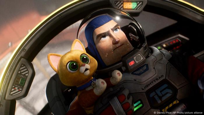 Filmstill aus Lightyear (Pixar): die Animationsfigur Buzz Lightyear sitzt neben Sox, einer Katze, im Cockpit eines Raumschiffs