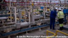 Arbeiter sind in einer Regasifizierungsanlage des spanischen Unternehmens Enagas im Einsatz. Diese ist die größte LNG-Anlage Europas. (zu dpa Gas aus Spanien: Schlecht für Putin, gut fürs Klima) +++ dpa-Bildfunk +++
